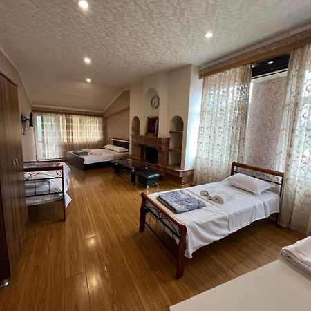 Twins Guest House Batumi Bagian luar foto
