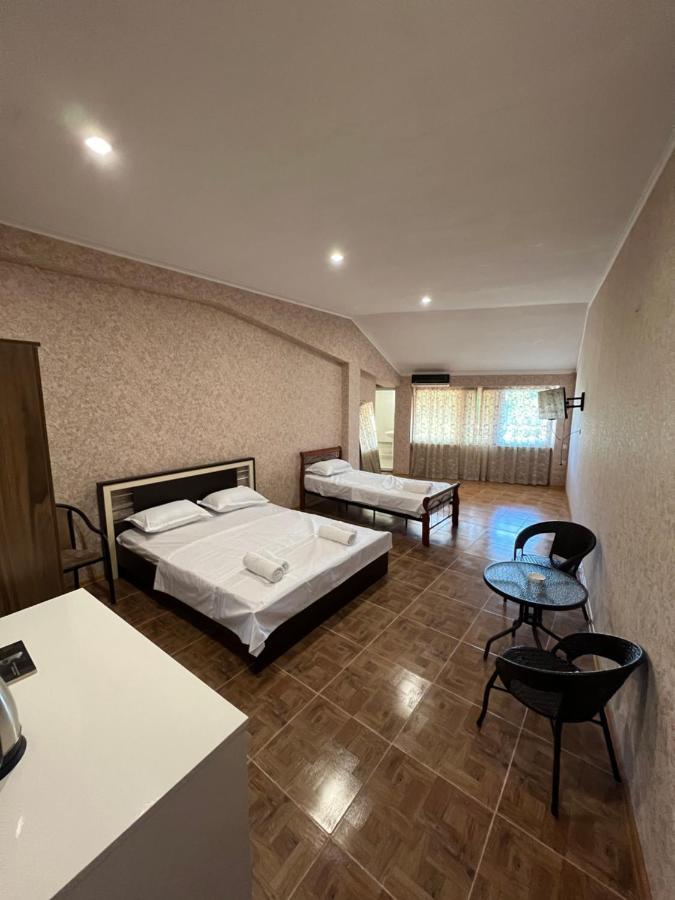 Twins Guest House Batumi Bagian luar foto