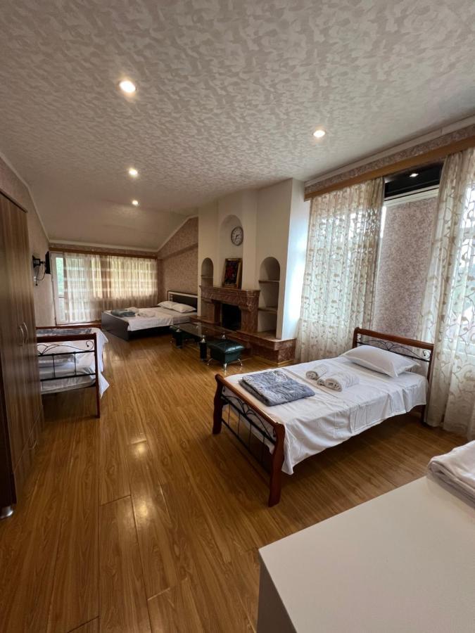 Twins Guest House Batumi Bagian luar foto